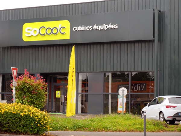 France - Banlieue - Zone commerciale