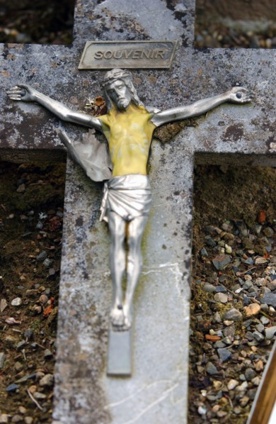 Tombe dans un cimetière dans un village du Sud-Ouest de la France