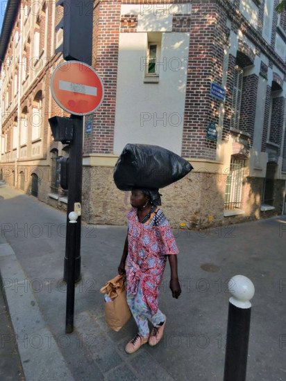 Femme africaine rentrant de faire ses courses