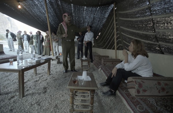 La princesse Haya de Jordanie accueillie par des Bédouins, avril 2004