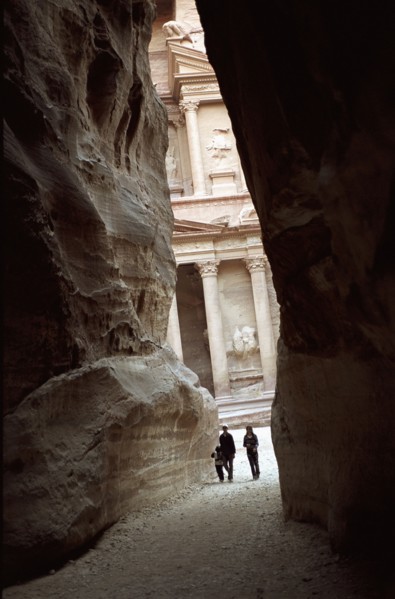 La princesse Haya de Jordanie dans les rues de Petra, avril 2002