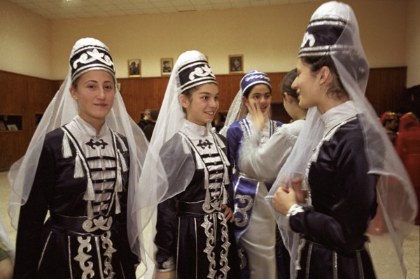 Danseuses traditionnelles tcherkesses