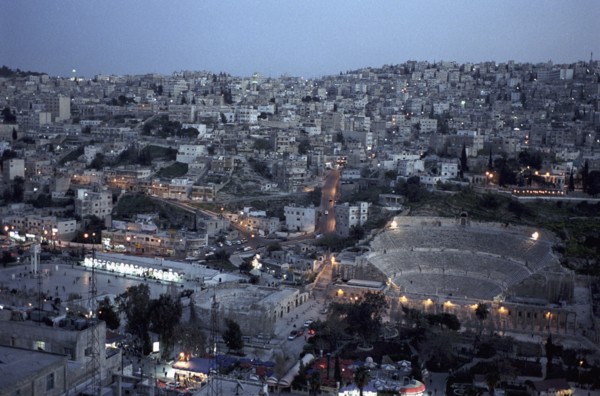 Vue nocturne de la ville d'Amman en Jordanie