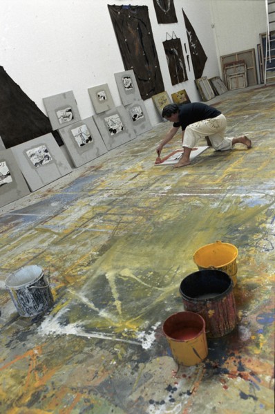 Le peintre Richard Texier dans son atelier, juillet 2002