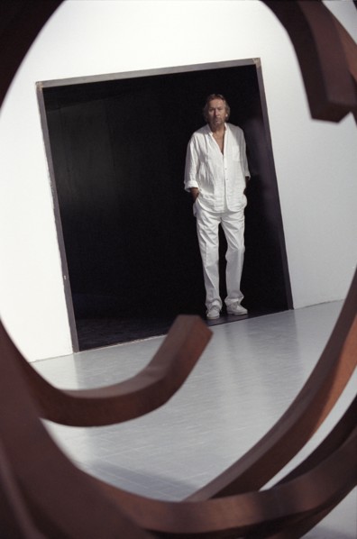 Le sculpteur Bernar Venet, août 2003