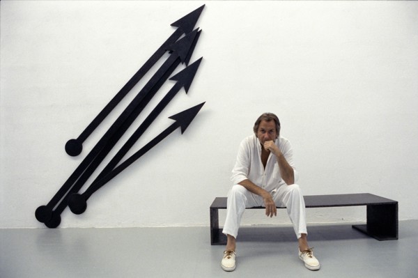 Le sculpteur Bernar Venet, août 2003