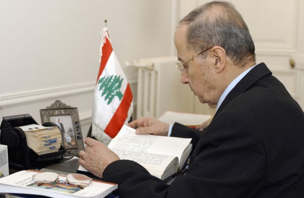 Le général libanais Michel Aoun à Paris, avril 2004