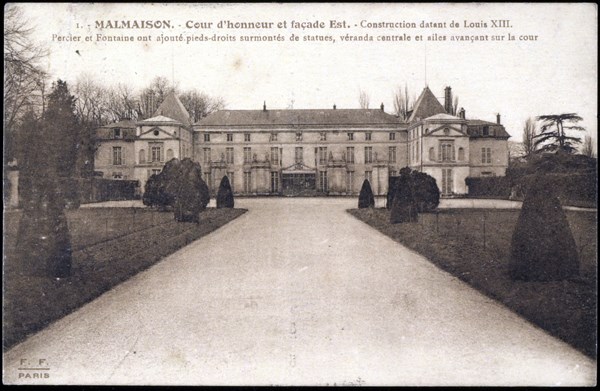 La Malmaison : cour d'honneur et façade est,