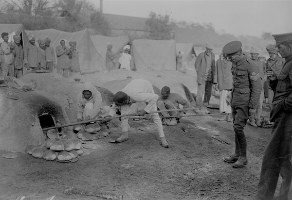 Orléans, camp d'Indiens. L'enfournement du pain