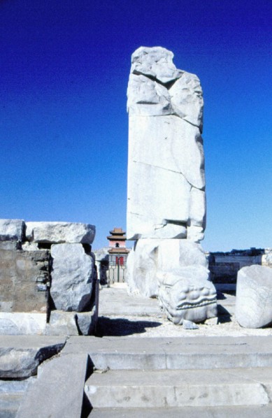 Pierre tombale colossale des Tombes de l'Est, dynastie des Qing près de Huiling, Zunhua