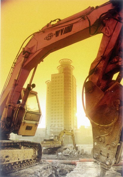 Bulldozer and Mansion, Kunshan