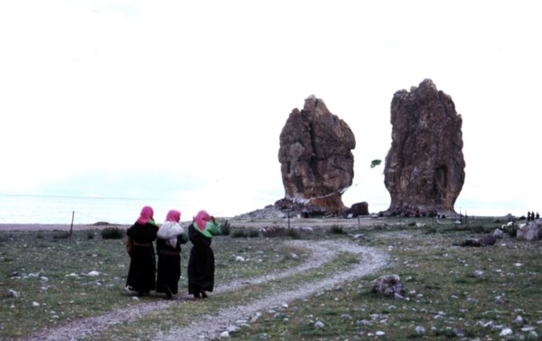 Femmes tibétaines près du lac sacré de Nam Co
