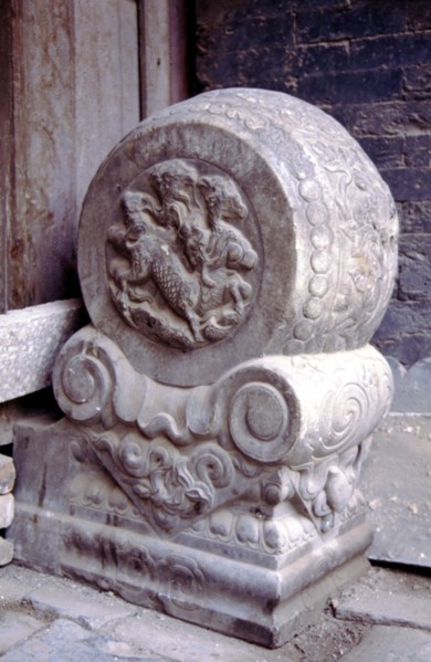 Quartier des "Huttong" à Pékin (ruelles), 
Shidun (blocs de pierre sculptés devant une porte)