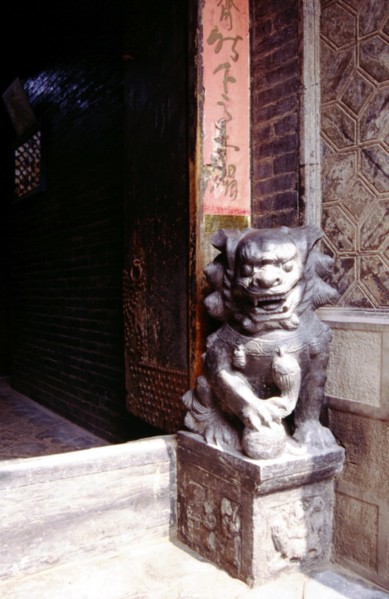 Shidun (blocs de pierre sculptés devant la porte d'une maison), vielle ville de Pingyao
