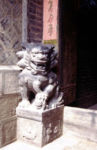 Shidun (blocs de pierre sculptés devant la porte d'une maison), vielle ville de Pingyao