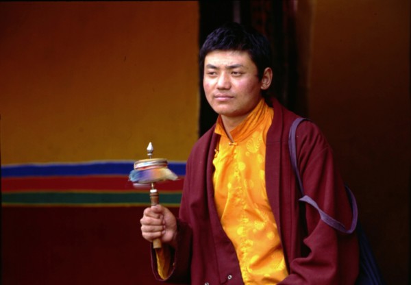 Un Tibétain priant devant le monastère de Jokhong, à Lhassa