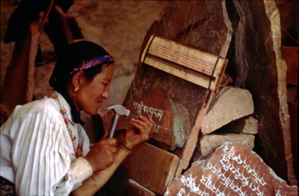 Femme gravant un texte sacré dans la pierre, Lhassa