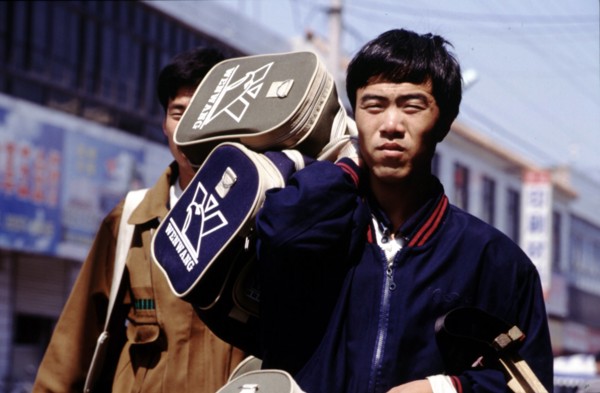 Un homme portant un sac
