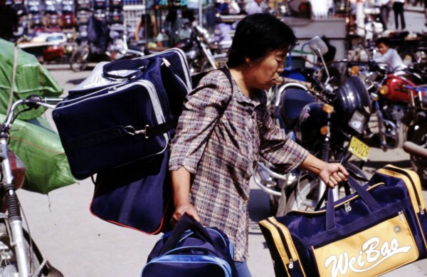 Un homme portant des sacs