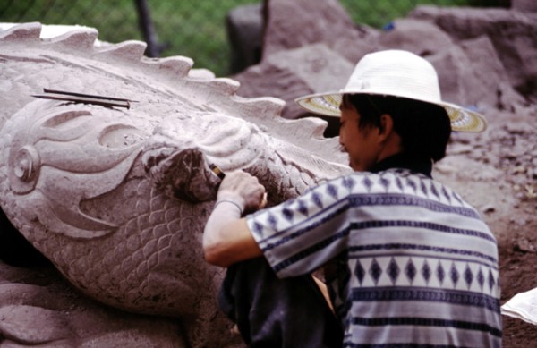 Artiste réalisant une sculpture