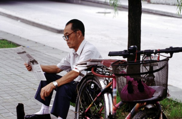Un homme lisant un journal