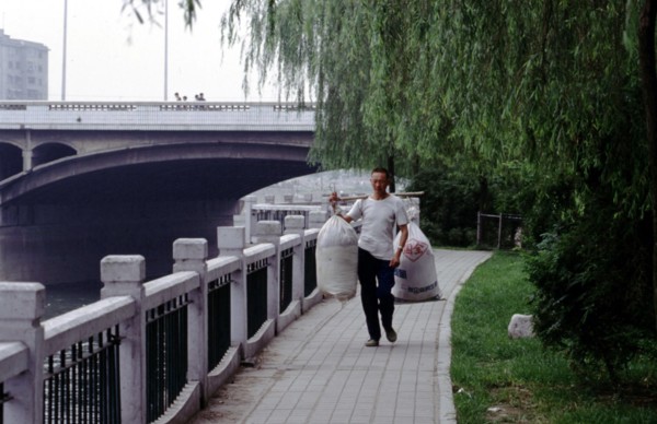 Un homme portant deux paniers