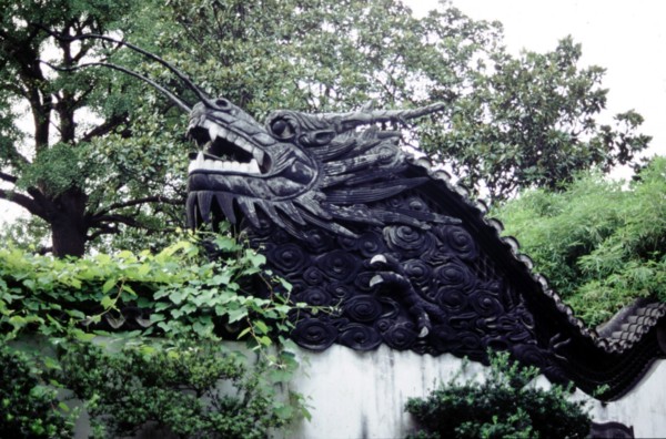 Mur de dragon dans le jardin Yu