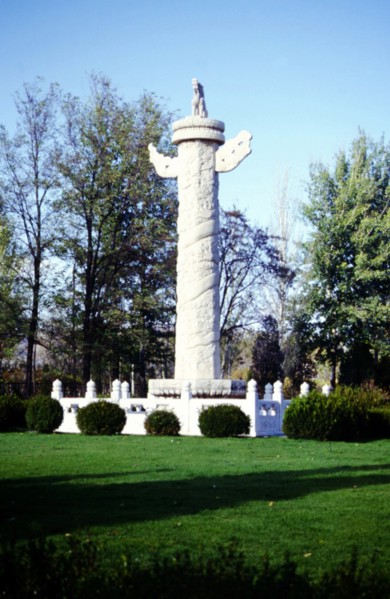 Tombeaux de la dynastie Ming, les 13 mausolées Ming, Huabiao, colonnes de marbre