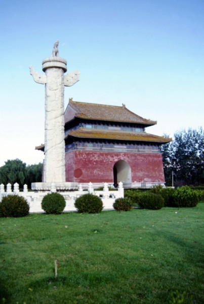 Tombeaux de la dynastie Ming, les 13 mausolées Ming, Huabiao, colonnes de marbre