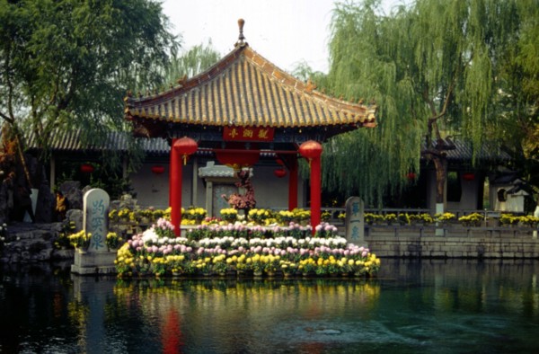 Pavillon dans le parc de Baotu Spring