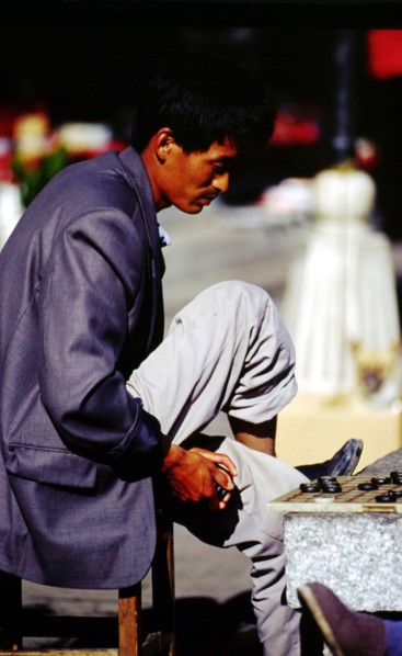 Homme jouant aux échecs