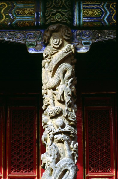 Temple de Confucius, dragons sculptés sur une colonne