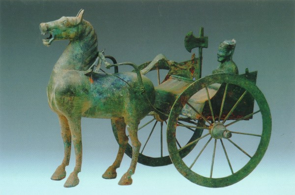 Sculpture en bronze représentant un char et son aurige