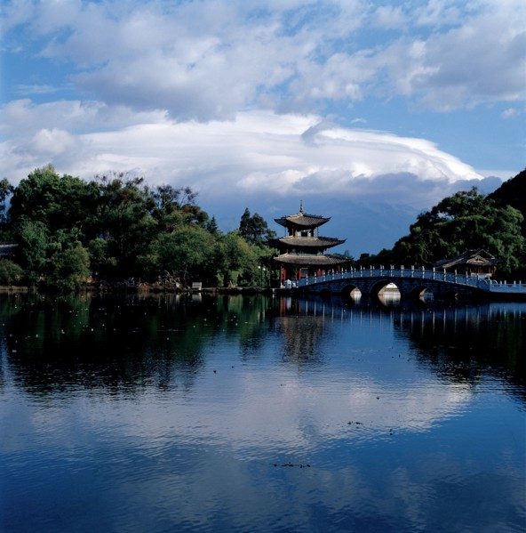 Maison traditionnelle au bord d'un lac, Chine