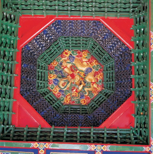 Corbeille tressée ornée de fleurs, Chine