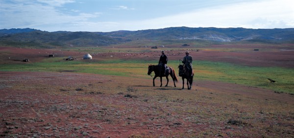 Kazaks à cheval, province du Xinjiang, Chine