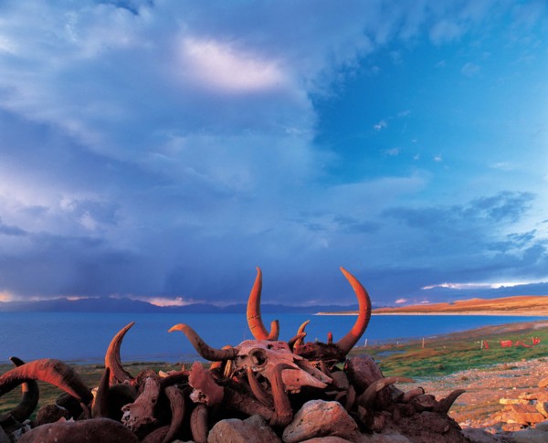 Le lac saint, Mapam Yumco, à Ngari, Tibet, Chine
