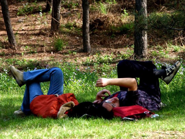 Despite the SRAS, life goes on for lovers in Beijing - 
April 2003