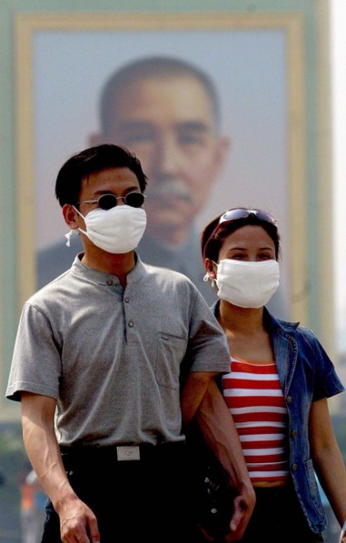 Despite the SRAS, life goes on for lovers in Beijing - 
May 2003