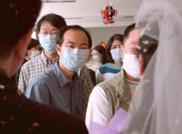 Pneumonie atypique. Malgré l'épidémie, un mariage à Beijing. Mai 2003.