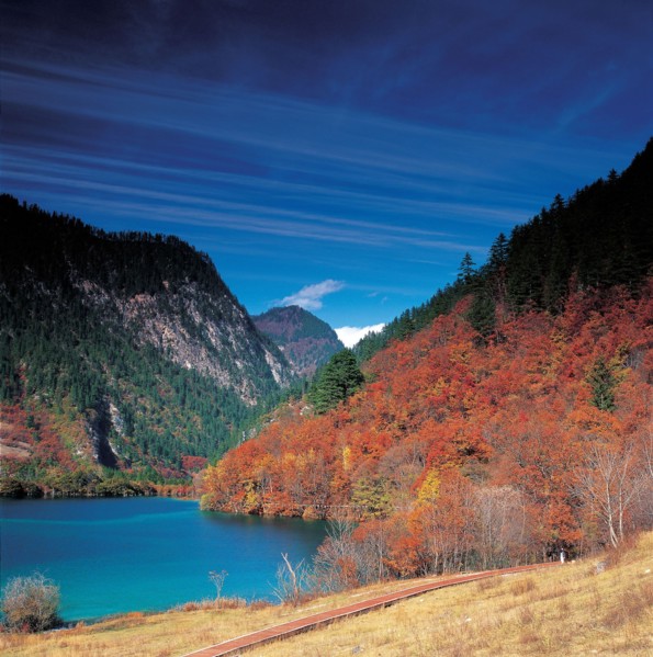 Montagnes au bord d'un lac, Chine