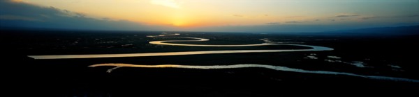 Steppe de Bayinbuluke dans la province du Sinkiang, Chine