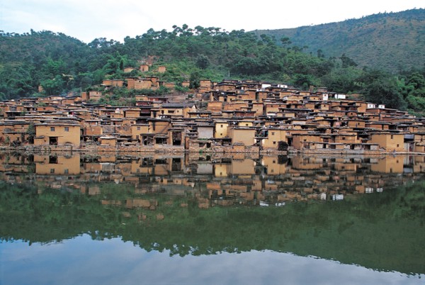 Village au bord de l'eau de l'ethnie Yi, Yunnan, Chine