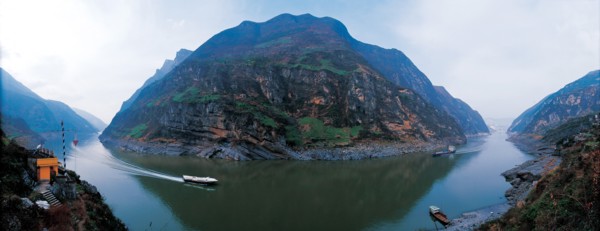 Le fleuve jaune traversant la gorge de Wu, une des Trois Gorges, dans la province du Hubei, Chine