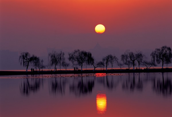 West Lake, Bai Causeway, Hangzhou, Zhejiang, China