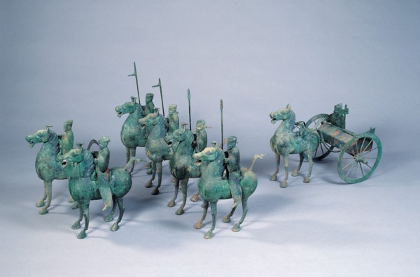 Cavaliers et chars en bronze