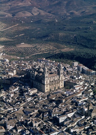 VISTA  AEREA DE LA CATEDRAL Y PARTE DE LA CIUDAD CON OLIVARES AL FONDO DESDE EL CASTILLO
JAEN,