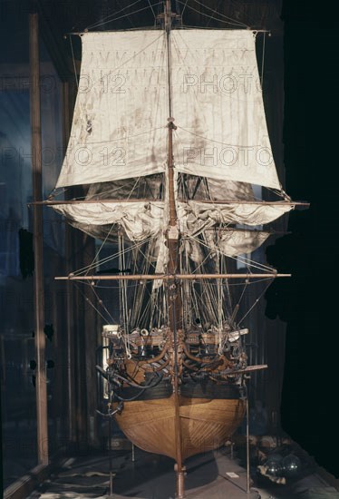 MODELO A ESCALA DEL NAVIO REAL BORBON DE 112 CAÑONES -1818 - VISTA DE LA PROA
MADRID, MUSEO