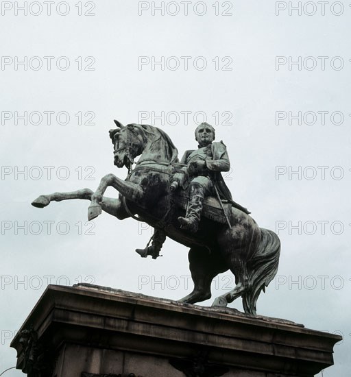 MONUMENTO A NAPOLEON
RUAN, EXTERIOR
FRANCIA