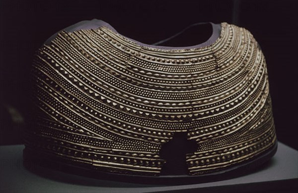 MANTO DE ORO ENCONTRADO EN EL NORESTE DE GALES - PIEZA CEREMONIAL PREHISTORICA - 1900-1600